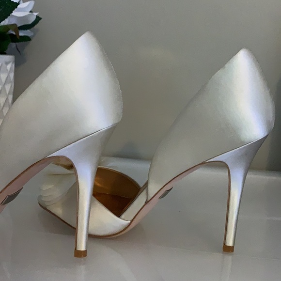 Badgley Mischka Ginseng Satin Peep-Toe Ivory Pumps - Picture 11 of 12